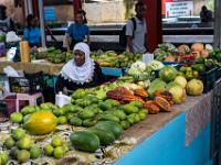 Verkäuferin an Obststand in der Markthalle von Victoria - Mahé